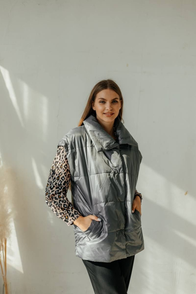 Серый стеганый жилет с боковыми карманами и поясом Стильная леди М-650 серый - фото 5