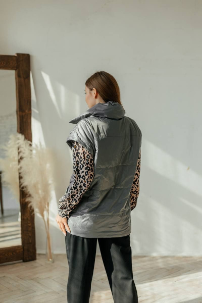 Серый стеганый жилет с боковыми карманами и поясом Стильная леди М-650 серый - фото 6