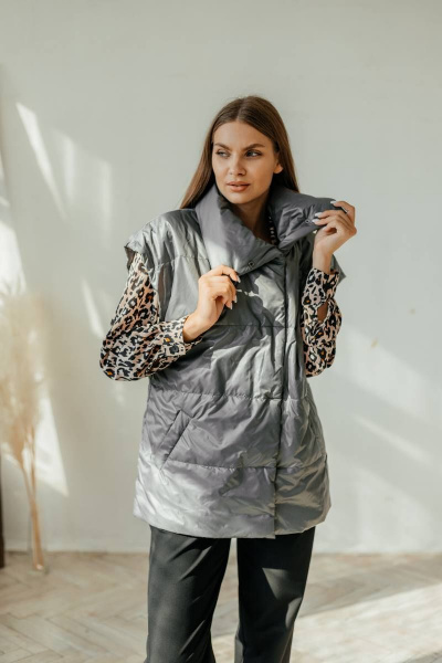 Серый стеганый жилет с боковыми карманами и поясом Стильная леди М-650 серый - фото 2