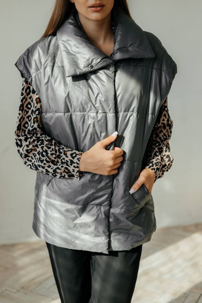 Серый стеганый жилет с боковыми карманами и поясом Стильная леди М-650 серый - фото 8