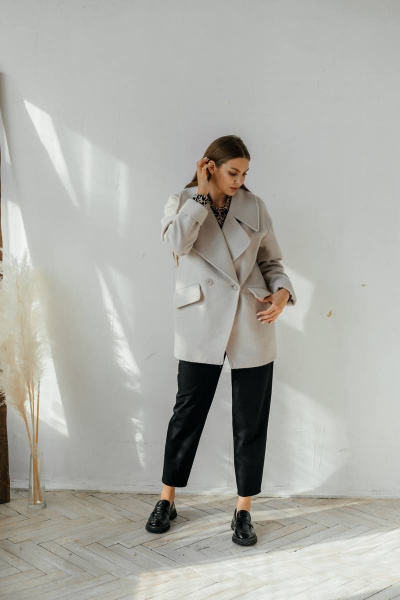 Бежевое оверсайз полупальто на подкладке Стильная леди М-667 кремовый - фото 3