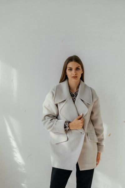 Бежевое оверсайз полупальто на подкладке Стильная леди М-667 кремовый - фото 8