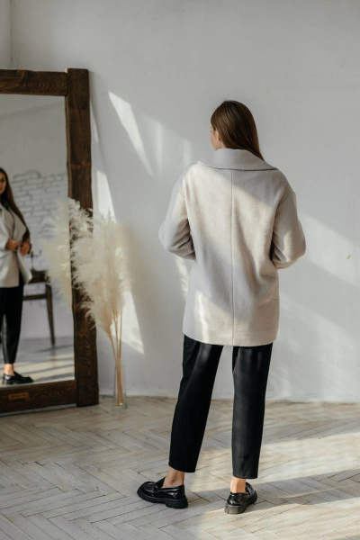 Бежевое оверсайз полупальто на подкладке Стильная леди М-667 кремовый - фото 4