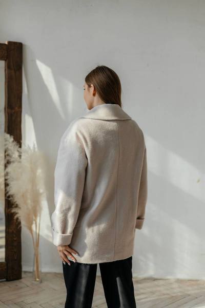 Бежевое оверсайз полупальто на подкладке Стильная леди М-667 кремовый - фото 6