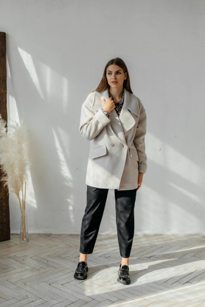 Бежевое оверсайз полупальто на подкладке Стильная леди М-667 кремовый - фото 2