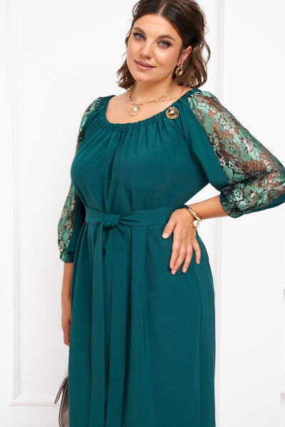 Демисезонное платье с сборкой и поясом из кружева Almirastyle 316 изумруд - фото 1