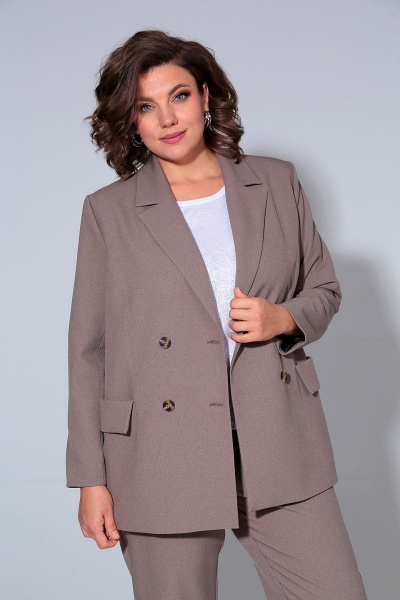 Деловой костюм бежевого цвета с жакетом и брюками Liona Style 858 мокко - фото 2