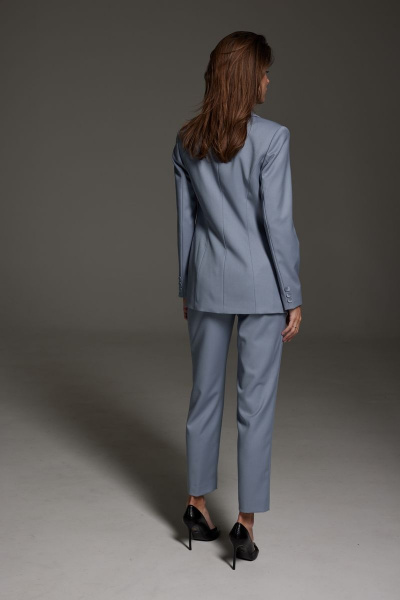 Деловой костюм из текстиля с двубортным жакетом и карманами DAVA 161 серо-голубой - фото 7