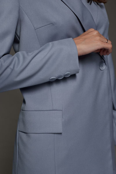 Деловой костюм из текстиля с двубортным жакетом и карманами DAVA 161 серо-голубой - фото 6