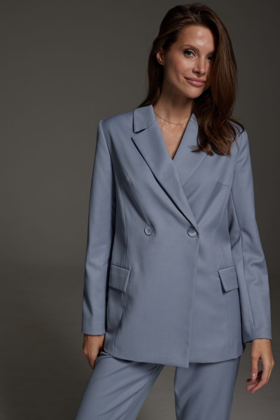 Деловой костюм из текстиля с двубортным жакетом и карманами DAVA 161 серо-голубой - фото 5