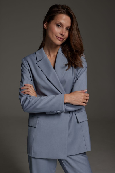 Деловой костюм из текстиля с двубортным жакетом и карманами DAVA 161 серо-голубой - фото 4