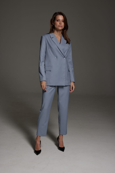Деловой костюм из текстиля с двубортным жакетом и карманами DAVA 161 серо-голубой - фото 1