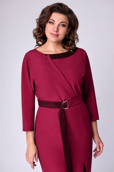 Платье полуприлегающее с имитацией запаха и мягким поясом Мишель стиль 1092-2 рубин - фото 6