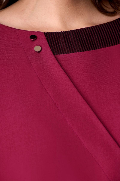 Платье полуприлегающее с имитацией запаха и мягким поясом Мишель стиль 1092-2 рубин - фото 5