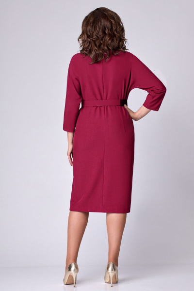 Платье полуприлегающее с имитацией запаха и мягким поясом Мишель стиль 1092-2 рубин - фото 2