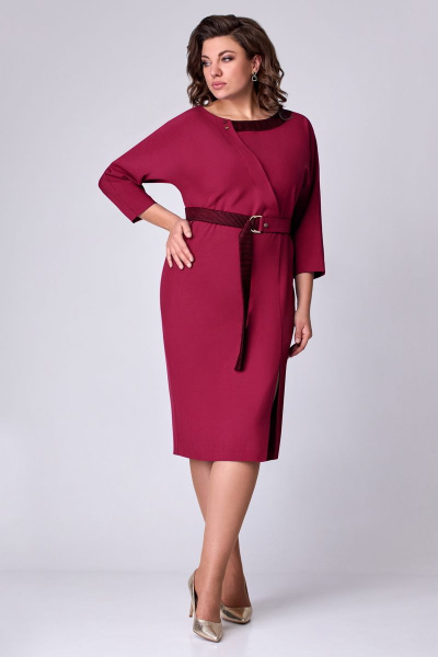 Платье полуприлегающее с имитацией запаха и мягким поясом Мишель стиль 1092-2 рубин - фото 1