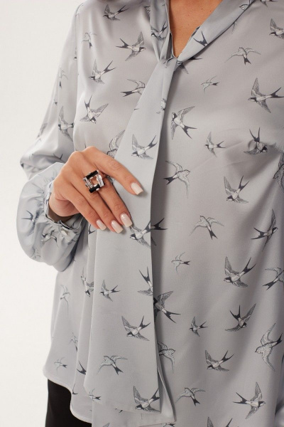 Элегантная блузка из атласной ткани с воротником-галстуком MALI 623-070 ласточки - фото 9