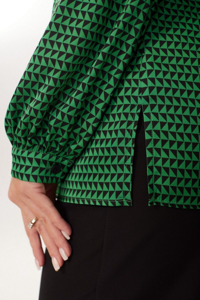 Нарядная блузка из атласной ткани с длинными рукавами MALI 623-073 изумруд - фото 8