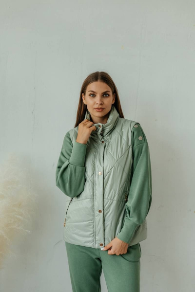 Зеленый утепленный жилет с карманами и подкладкой Стильная леди М-670 олива - фото 10