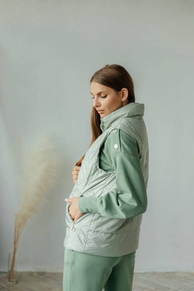 Зеленый утепленный жилет с карманами и подкладкой Стильная леди М-670 олива - фото 7