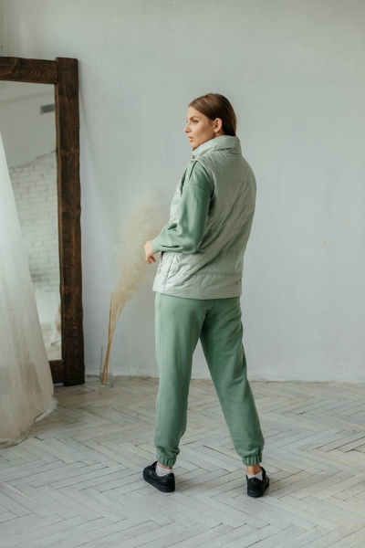 Зеленый утепленный жилет с карманами и подкладкой Стильная леди М-670 олива - фото 3