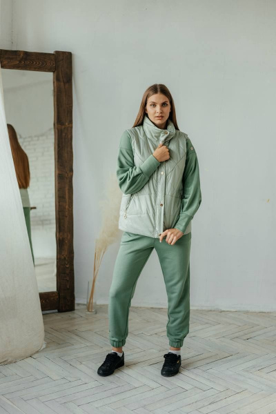 Зеленый утепленный жилет с карманами и подкладкой Стильная леди М-670 олива - фото 2