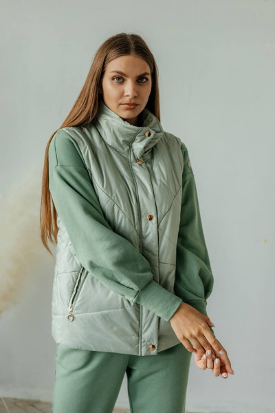 Зеленый утепленный жилет с карманами и подкладкой Стильная леди М-670 олива - фото 4