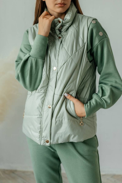 Зеленый утепленный жилет с карманами и подкладкой Стильная леди М-670 олива - фото 8