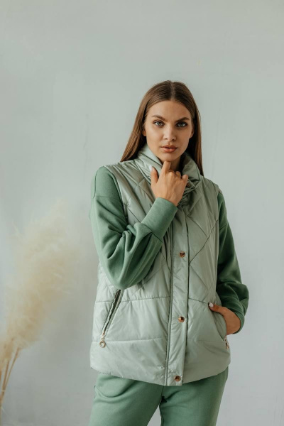 Зеленый утепленный жилет с карманами и подкладкой Стильная леди М-670 олива - фото 5