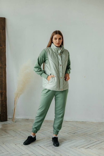 Зеленый утепленный жилет с карманами и подкладкой Стильная леди М-670 олива - фото 1