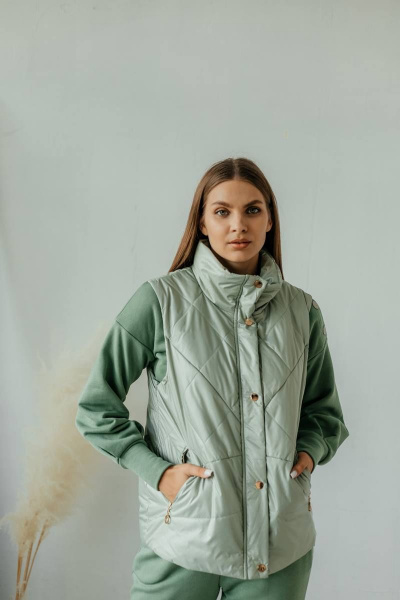 Зеленый утепленный жилет с карманами и подкладкой Стильная леди М-670 олива - фото 6