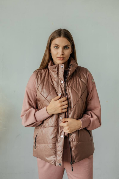 Коричневый жилет со стойкой и карманами на подкладке Стильная леди М-670 шоколад - фото 1