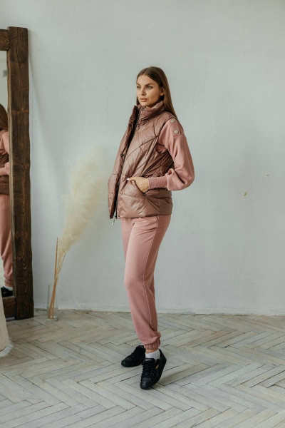 Коричневый жилет со стойкой и карманами на подкладке Стильная леди М-670 шоколад - фото 10