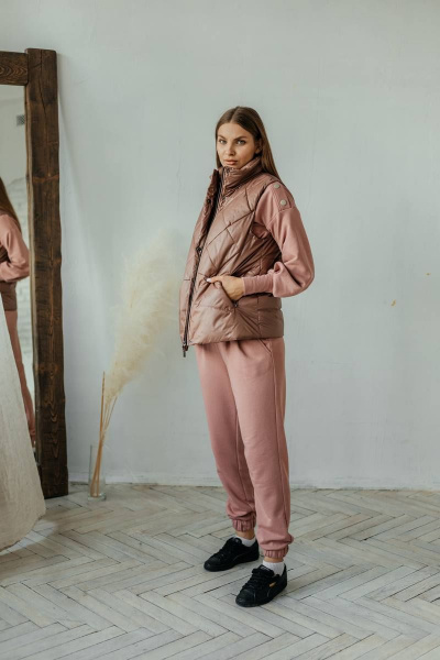 Коричневый жилет со стойкой и карманами на подкладке Стильная леди М-670 шоколад - фото 9