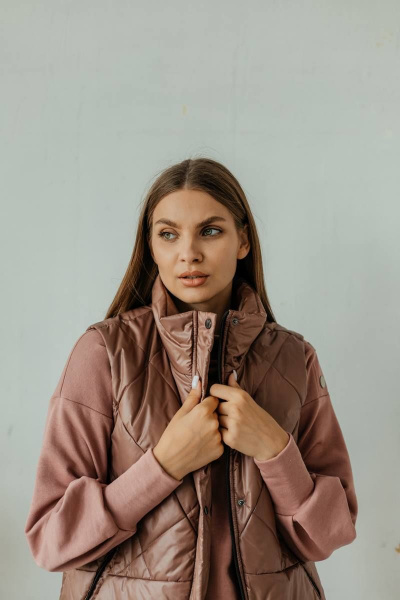 Коричневый жилет со стойкой и карманами на подкладке Стильная леди М-670 шоколад - фото 8