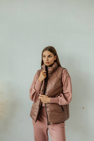 Коричневый жилет со стойкой и карманами на подкладке Стильная леди М-670 шоколад - фото 7