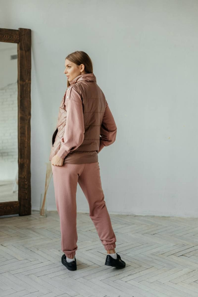 Коричневый жилет со стойкой и карманами на подкладке Стильная леди М-670 шоколад - фото 6