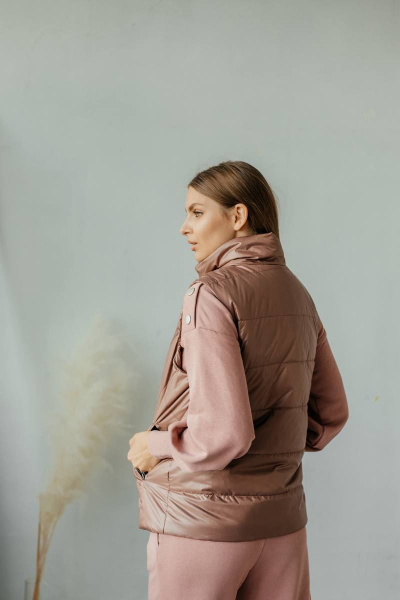 Коричневый жилет со стойкой и карманами на подкладке Стильная леди М-670 шоколад - фото 5