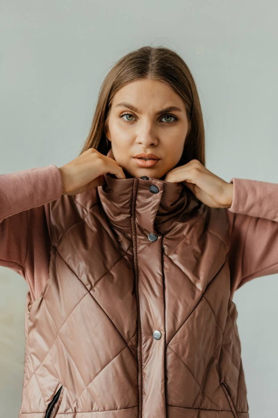 Коричневый жилет со стойкой и карманами на подкладке Стильная леди М-670 шоколад - фото 4