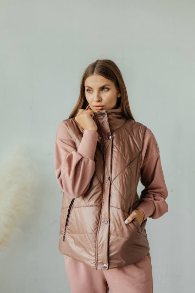 Коричневый жилет со стойкой и карманами на подкладке Стильная леди М-670 шоколад - фото 3