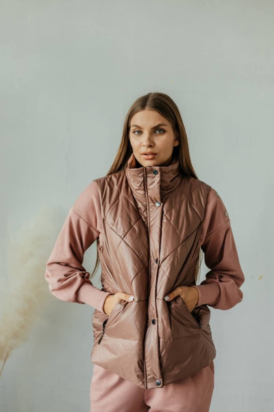 Коричневый жилет со стойкой и карманами на подкладке Стильная леди М-670 шоколад - фото 2