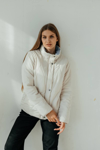 Куртка короткая белая демисезонная на молнии и кнопках Стильная леди М-684 молочный - фото 1