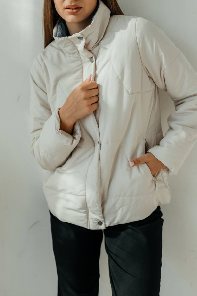 Куртка короткая белая демисезонная на молнии и кнопках Стильная леди М-684 молочный - фото 4