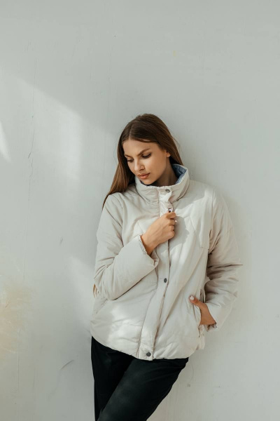Куртка короткая белая демисезонная на молнии и кнопках Стильная леди М-684 молочный - фото 3