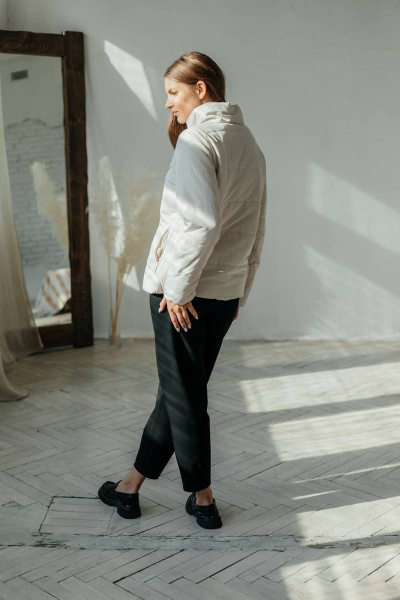 Куртка короткая белая демисезонная на молнии и кнопках Стильная леди М-684 молочный - фото 5