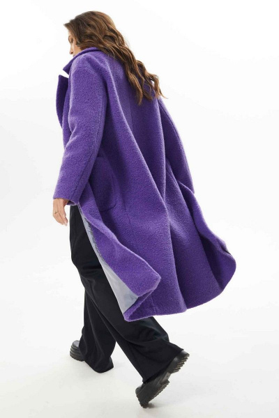 Пальто из фактурной ткани с шлицей на спинке Mislana С854/1 фиолет - фото 4