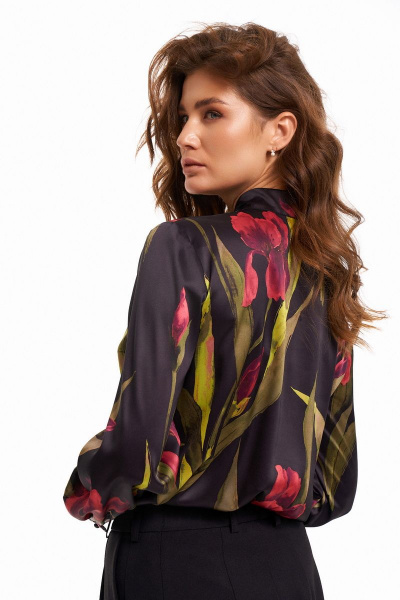 Блуза из атласного материала с бретелью и сборкой у рукава KaVaRi 4010 черный_цветы - фото 2