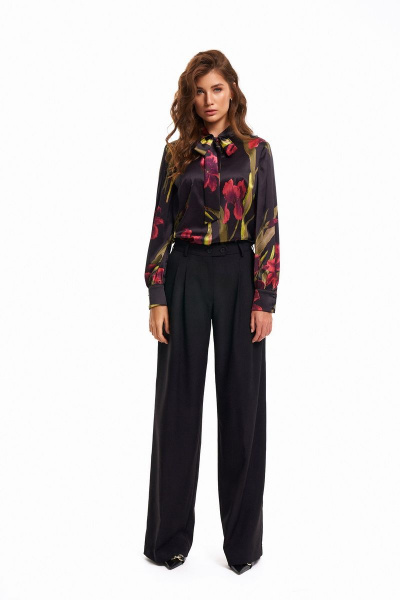 Блуза из атласного материала с бретелью и сборкой у рукава KaVaRi 4010 черный_цветы - фото 5