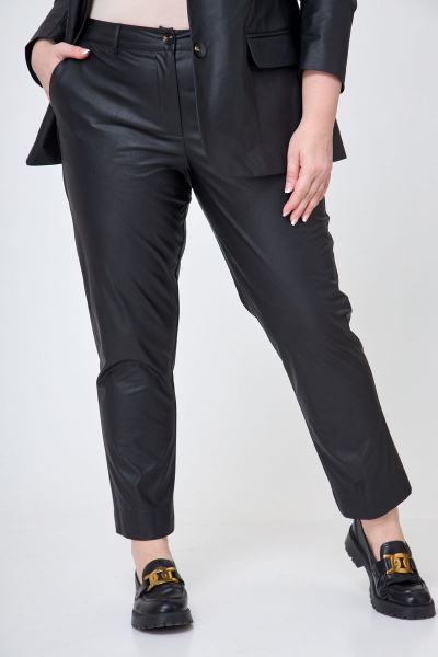 Классические брюки с заутюжеными стрелками и карманами БелЭльСтиль 586-2_87_22 экокожа черный - фото 4