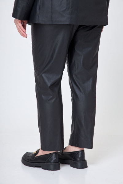 Классические брюки с заутюжеными стрелками и карманами БелЭльСтиль 586-2_87_22 экокожа черный - фото 2